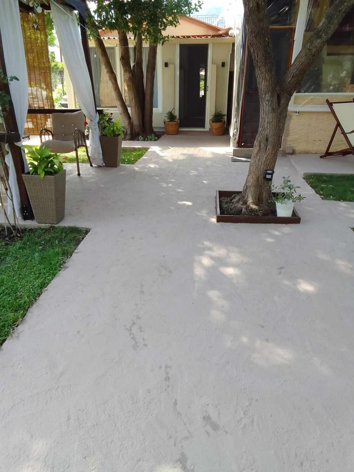 Nikolas House